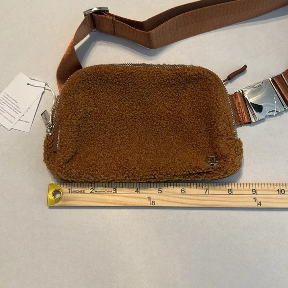 NWT Lululemon Everywhere Fleece Belt Bag Burnt Caramel - Picture 9 of 16
